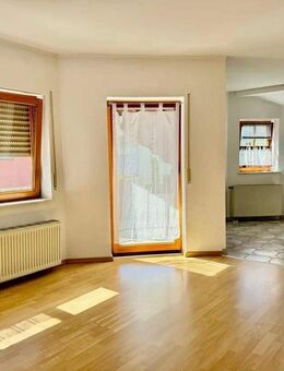 Gepflegte Dachgeschosswohnung mit Balkon, Einbauküche und Stellplatz - Idstein
