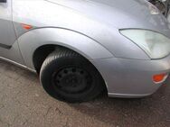 Ford Focus Kombi 1,4 silber Bj. 2000 Kotfluegel rechts ausgebaut - Bocholt Zentrum