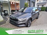 Skoda Karoq, Drive VZE Digi elektr Heckkl vo hi LichtAssist SpurAssist Connect Sunset 4xEFH Ladeboden beheiz Frontscheibe Armlehne Metallic, Jahr 2022 - Beilngries