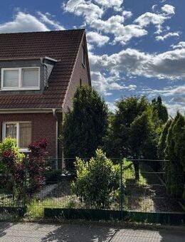 Schöne DHH Bj. 2003 mit ca. 118 m² Wfl., 5 Zimmer, Terrasse, Garage und 324 m² Grdstk.!!! - Leipzig