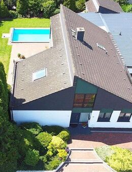 Exklusives Einfamilienhaus mit Einliegerwohnung, Pool und unverbaubarem Wiesenblick - Lastrup