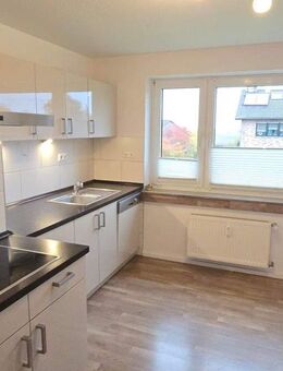 Moderne helle geräumige 3,5 Zimmerwohnung mit Fenster in Bad und Küche - Titz