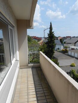 Klasse Kapitalanlage! 2 Zimmer ETW mit Balkon/ EBK/ eigenem Kellerraum/ Personenaufzug im Haus/Stellplatz, in guter Lage von Büttelborn! - Büttelborn