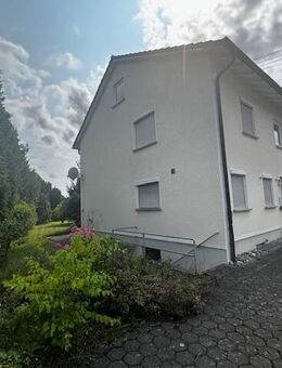Charmante Doppelhaushälfte mit 5 Zimmern, Ausbaupotenzial im Dachgeschoss und großem Grundstück - Rot (Rot)