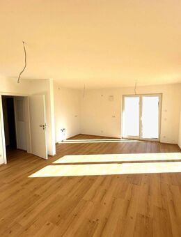 NEUBAU-ERSTBEZUG: 3-Zi-Wohnung mit EBK, Terrasse & Stellplatz - Erlangen-Steudach - Erlangen