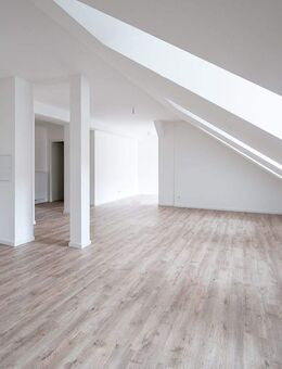 Highlight und ab 01.01.2026 zu mieten! 4-Raum-Dachgeschosswohnung mit Loggia, Aufzug und 2 Badezimmern! - Görlitz