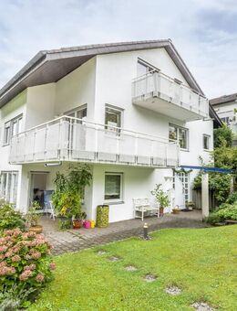 Traumhaus mit 3 Garagen / + 2 Stellplätzen und Einliegerbereich in idylischer Lage zu verkaufen! - Donzdorf