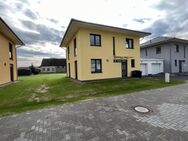 Neu errichtetes Einfamilienhaus mit Garage und großen Garten - Schönwalde-Glien