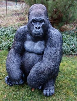 Affe Gorillakind sitzend Dekofigur für Haus und Garten - Hergisdorf