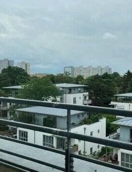 2-Zi-Penthauswohnung mit Terrase zu 3 Seiten, 4. OG, Aufzug, TG-Platz inkl. - Potsdam