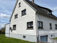 Wohnhaus am Ortsrand, mit ebenerdigem großen Grundstück und drei Kinderzimmer. - Langenbach (Kirburg)