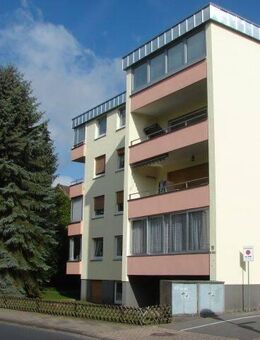 Geräumige 2 Zimmer Wohnung in bester Lage..., Übergabe renoviert! - Bad Pyrmont
