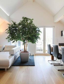 Penthouse-Flair: Exklusive 4-Zi.-Dachgeschosswohnung mit 2 Balkonen und Stellplatz - München