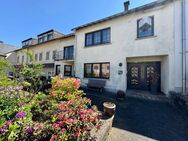 Altrich: Zentral gelegenes Zweiparteienhaus mit kleinem Gartengrundstück - Altrich
