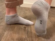 Stinkende getragene Socken 🧦 - Köln