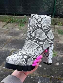Gr. 39, High Heels Stiefelette "snake" schwarz-weiß ( Sergio Todzi ) - Bruchköbel