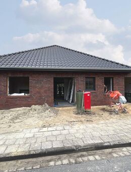 Zentraler geht es nicht! Eleganter Neubauwalmdachbungalow-KfW55 in Bestwohnlage (Lückenbebauung)! - Haselünne