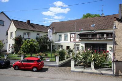 Ehemalige Dorfschänke mit Saal und Wohnungen in Oberzissen