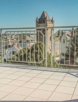 Weitblick - Gepflegte Dachgeschoss-Wohnung mit Aufzug, Balkon, Stellplatz und Tiefgaragenstellplatz in Stadtnähe - Mayen