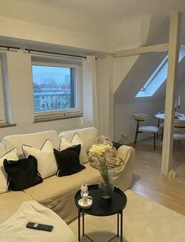 Ideal für Kapitalanleger! Attraktive und vermietete 2-Zi.-DG-Wohnung in stilvollem Altbau! - Düsseldorf