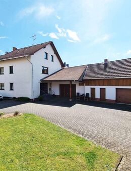 Familienfreundliches 2-Familienhaus mit 3 Garagen, großer Halle und sonnigem Garten - Schlüchtern