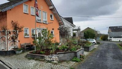 Energiekosten inklusive: Grosszügiges und helles, vollmöbliertes Appartement mit traumhaftem Fernblick im Grünen und in ruhiger Lage