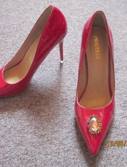 Feminine BIGTREE High Heels Lack rot mit Brosche Gr. 41/40 - NEU - Rottendorf
