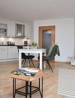 Sehr schöne, modern möblierte Wohnung mit Terrasse und TG in Leonberg - Leonberg (Baden-Württemberg)