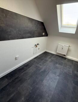 *Heimkommen und Wohlfühlen im DG - Laminat + Bad mit Wanne !!! - Chemnitz