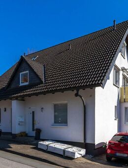 GROßE WOHNUNG MIT EIGENEM EINGANG, 2 BADEZIMMERN, BALKON UND GARAGE - Büren