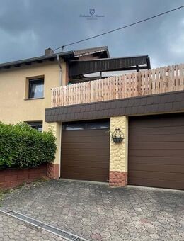 Einseitig angebautes Einfamilienhaus in zentraler Lage mit 2 Garagen - Saarbrücken