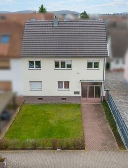 Vermietetes Zweifamilienhaus mit Bauplatz in zweiter Reihe - Vielseitiges Entwicklungspotenzial - Stutensee