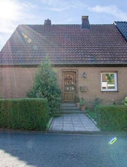 Gepflegte Doppelhaushälfte mit großem Garten, zwei Garagen und Vollkeller - Fröndenberg (Ruhr)