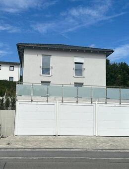 Moderne Stadtvilla mit großer Sonnenterrasse und 3 Garagen - Ruhstorf (Rott)