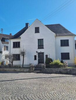 Niederzeuzheim: Gepflegtes Einfamilienhaus mit Nebengebäude, Carport und Garten - Hadamar
