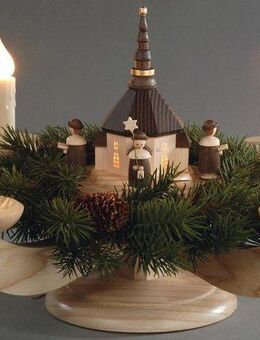 Albin Preissler Fensterleuchter Seiffener Kirche mit Kurrende, Handwerkskunst aus dem Erzgebirge, LED fest integriert, Warmweiß, Weihnachtsdeko aus Eschenholz