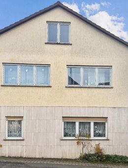 Vermietetes Zweifamilienhaus in Küps mit Scheune und Stallung - Küps