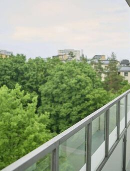 Stilvolle 3-Zimmer-Wohnung mit 2 Balkonen und Parkblick in München-Hadern - München
