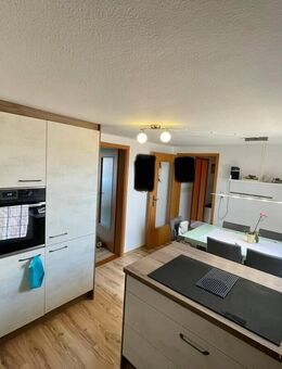 Geräumige 3-Zimmer- DG-Wohnung mit Balkon, Gartenanteil, Kellerabteil und 1 Außenstellplatz - Taufkirchen (Vils)