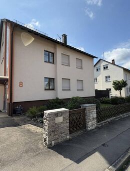 2-Familienhaus mit ausbaufähigem DG, drei Garagen und großzügigem Grundstück - Steinenbronn