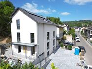 Fast wie ein Haus im Haus: Exklusive EG-Wohnung mit eigenem Eingang, Terrasse & Designküche! - Birkenau