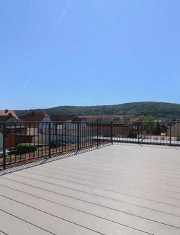 Exklusives Penthouse mit Dachterrasse, Balkon & 2 Carports - Neubaukomfort über den Dächern - Goldbach (Bayern)