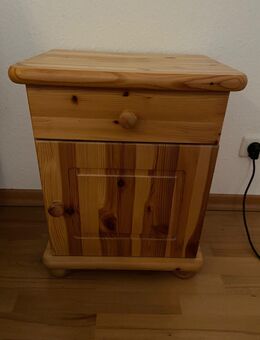 Zwei Nachtschränke in Kiefer zu verkaufen - Marschacht