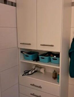 Weißer Schrank mit viel Stauraum - Berlin