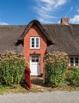 Idyllisch, friesisch, gemütlich und mit viel Potenzial: Tolles Reetdachhaus in ruhiger Lage. - Risum-Lindholm
