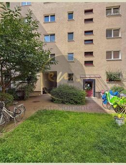 Bezugsfreie und charmante Eigentumswohnung in Friedrichshain: 2,5 Zimmer, Einbauküche und Keller - Berlin