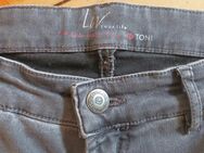 NEU/UNGETRAGEN! Marken Stretch Jeans Gr. 42 K BRAX Carola schwarz + Toni Liv Regular Fit grau - aus dehnbarem Stretchstoff mit Elasthan - Schladen-Werla