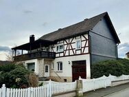 Gepflegtes Einfamilienhaus mit vermietbarem Garagenkomplex in Wallau zu verkaufen. - Biedenkopf