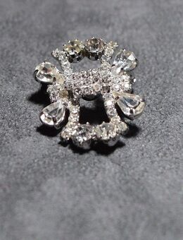 Strass-Stein-Anstecker, -Brosche versilbert ca. 2,9x2,40x1,1cm - Bautzen