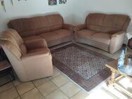 Gut erhaltene Couch Garnitur, 3 teilig, mit rustikalem Wohnzimmer Tisch zu verkaufen - Grevenbroich Zentrum